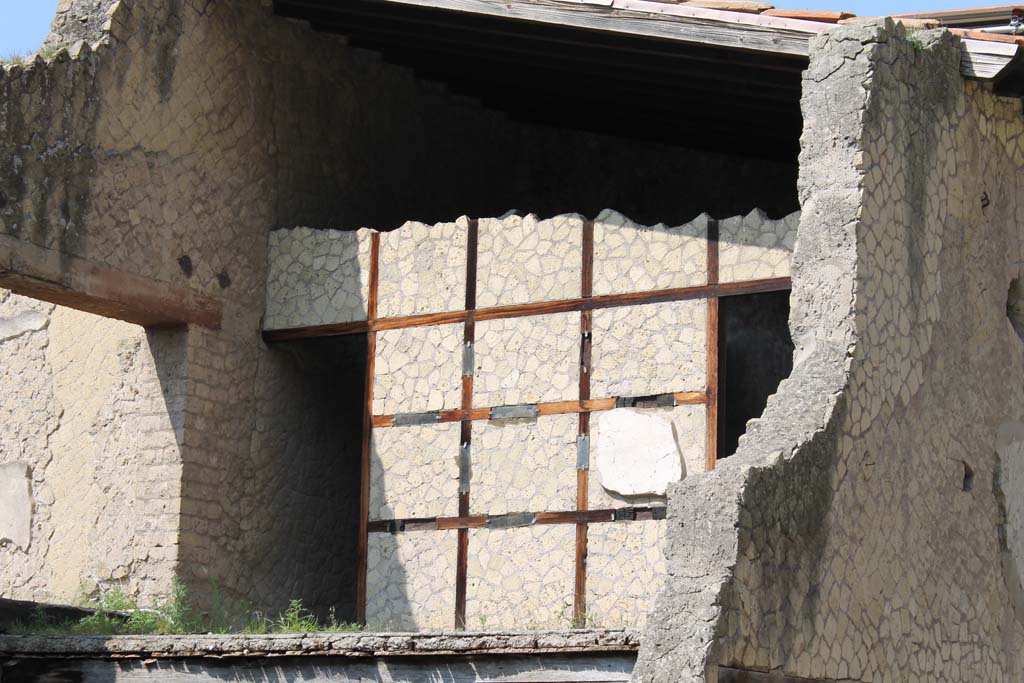 V.20, Herculaneum, March 2014. Looking west on upper floor of V.20, towards doorways into upper V.19.
Foto Annette Haug, ERC Grant 681269 DÉCOR.